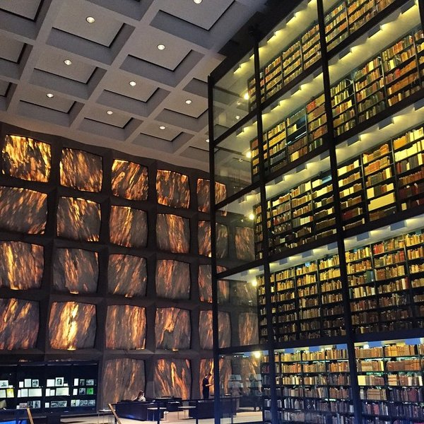 耶鲁大学百纳科古籍善本图书馆内景。