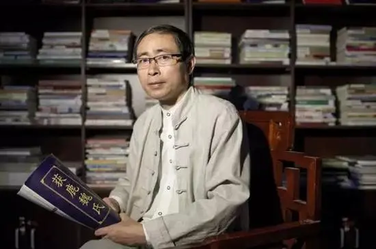 位于创业大街上的“北京家谱传记机构”老板涂金灿。图 / 吴婷