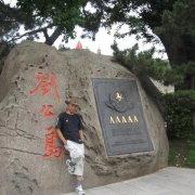 瞳孔一条线的个人资料头像