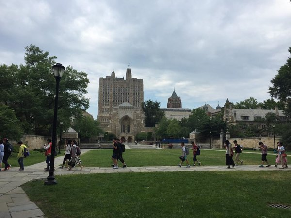 中国旅游团经过耶鲁大学斯特灵纪念图书馆。