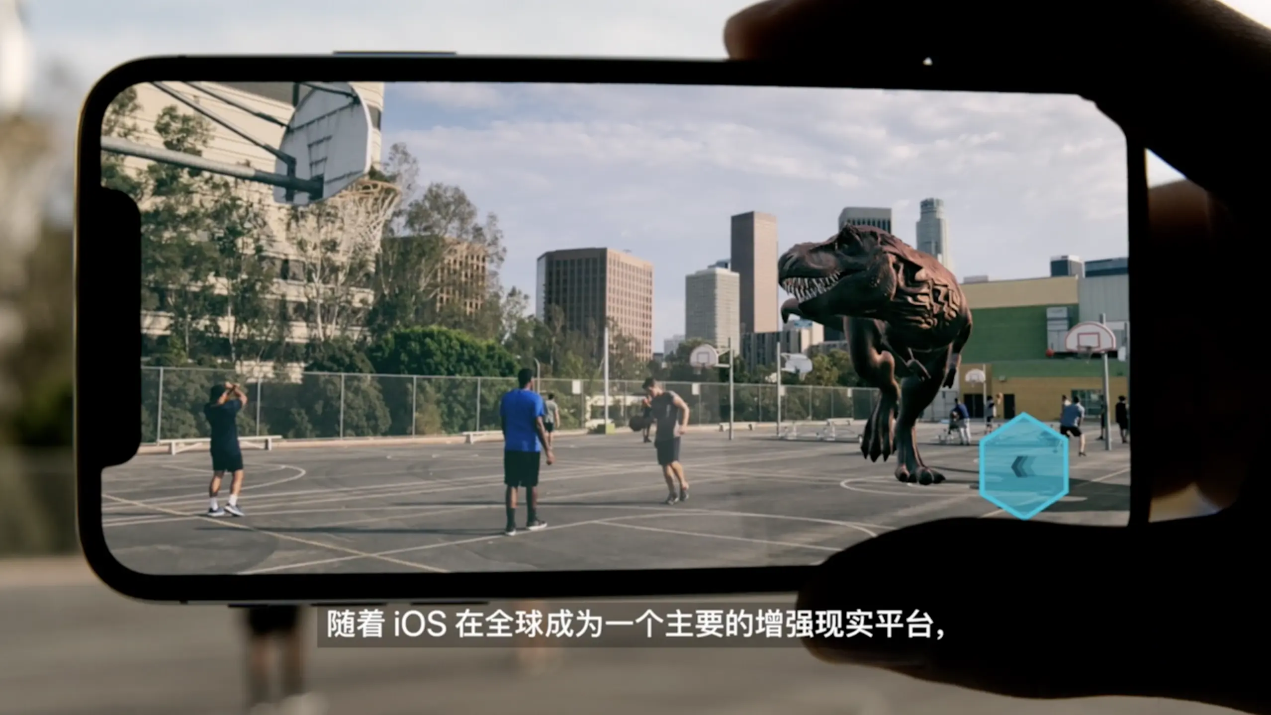 边框很窄，与现实融为一体（也是“消失”的无意识设计）