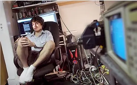 天才黑客！17岁打脸乔布斯，20岁搞疯索尼，26岁叫板特斯拉，写2000行代码市值8000万美金