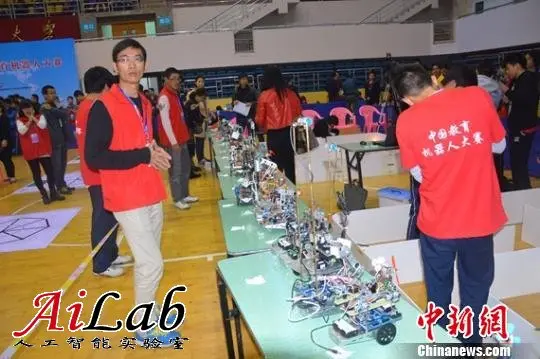 各式各样的机器人“蓄势待发”向一鹏摄