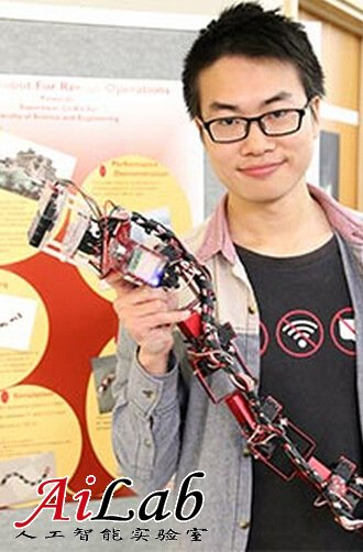 图为金品威和他的发明。（图片来自新西兰中文网）