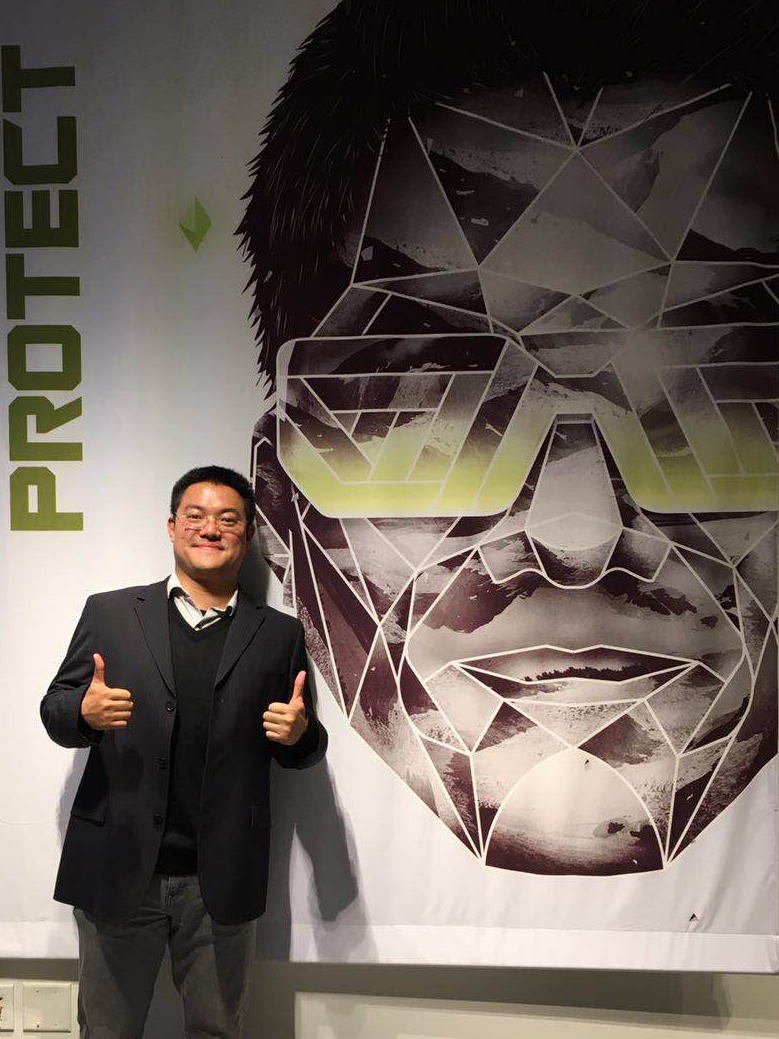 方博士是硅谷上市网络安全公司 FireEye 史上第一位首席数据科学家，身后是 FireEye face of AI