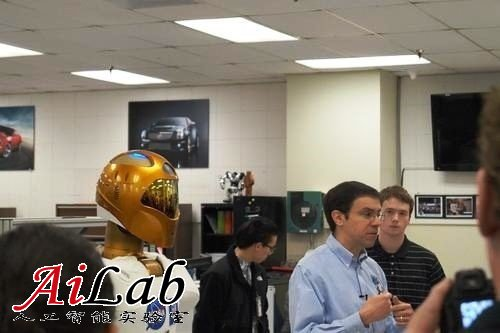 《国际电子商情》戴着金色头盔的就是Robonaut2