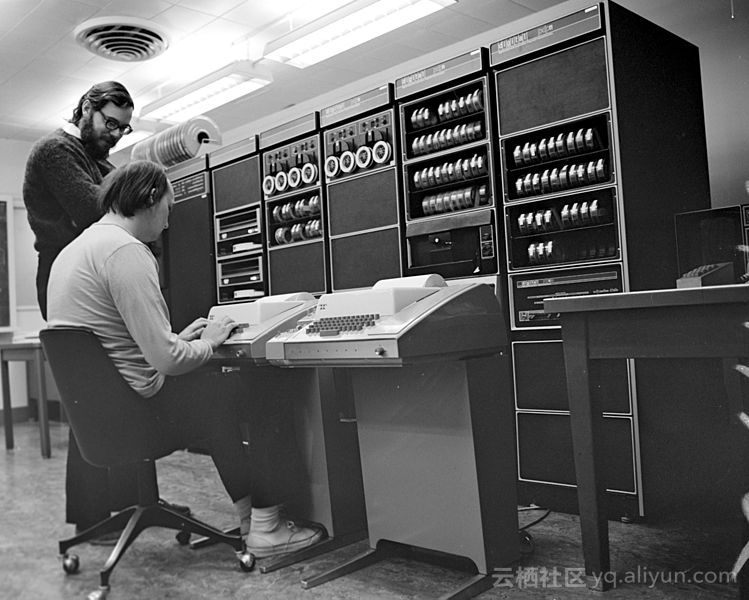 749px_Ken_Thompson__sitting__and_Dennis_Ritchie_at_PDP_11__2876612463_ 