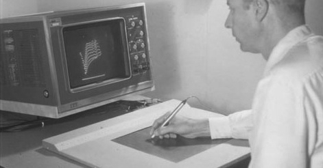 汤姆·艾利斯在20世纪60年代使用RAND平板电脑与屏幕上的图像进行交互