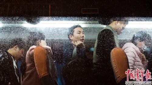 　　晚高峰，西二旗人排队走下班车，雨天的车窗上布满了水滴。实习生 杨子怡 摄