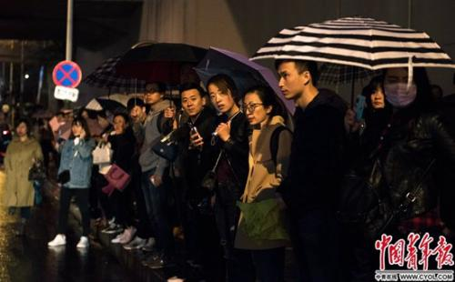 　雨雪天，乘客在地铁西二旗站公交站等车。这条西二旗大街晚高峰时堵车严重。实习生 杨子怡 摄