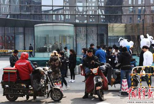 中午1点，新浪总部大厦楼下，一些员工在等外卖。外卖是许多员工午饭和加班餐的主要选择。实习生 杨子怡 摄