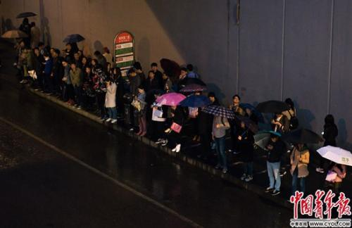 晚高峰时的地铁西二旗站公交站，等车队伍一直排到西侧天桥下。实习生 杨子怡 摄