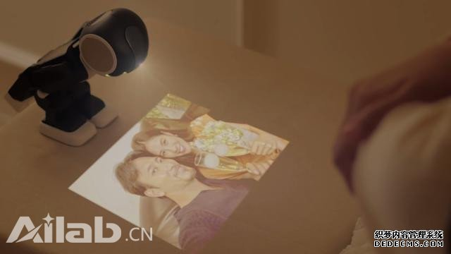 夏普出了款机器人手机 可以和你“坐着聊聊天”