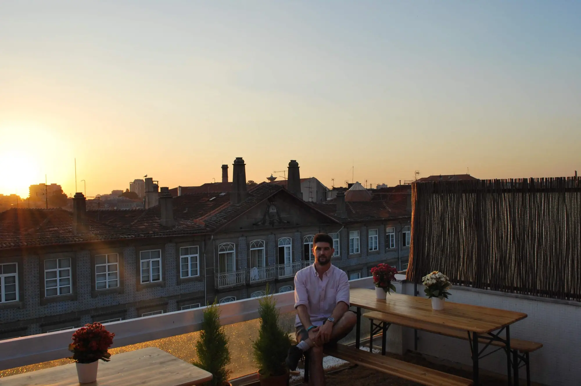 作者在葡萄牙波尔图共同拥有的一个弹出式酒吧里