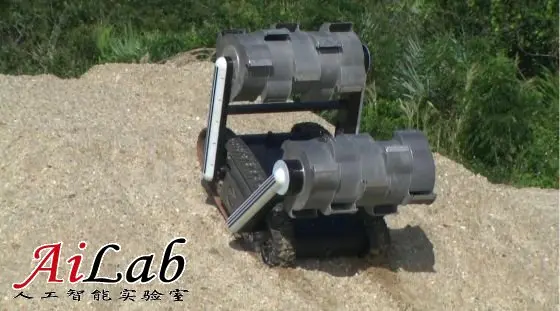 RASSOR机器人正在美国宇航局肯尼迪航天中心进行的一次测试中开展爬坡实验