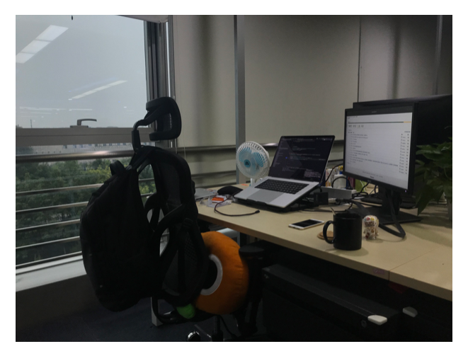 我的临窗工位(夏天有点晒 = =)