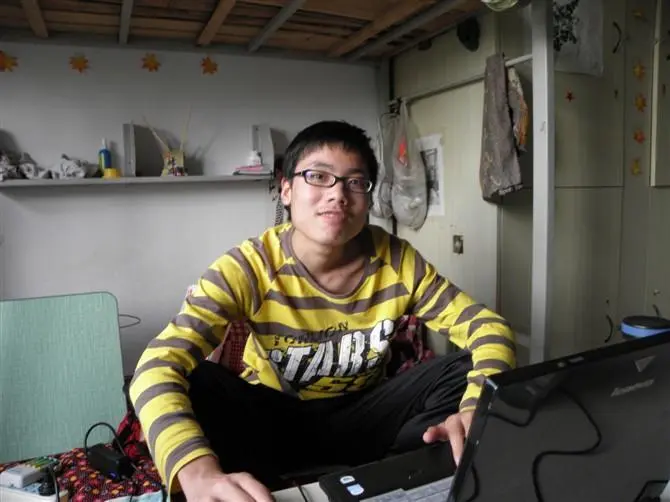 正在打游戏的我