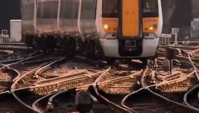 火车没有方向盘操纵转向,如何实现换轨?看完涨知识了