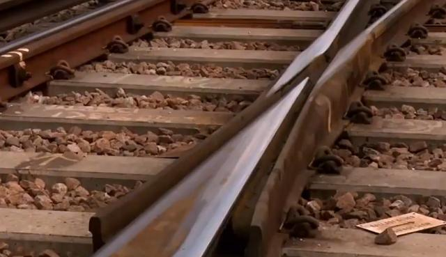 火车没有方向盘操纵转向,如何实现换轨?看完涨知识了