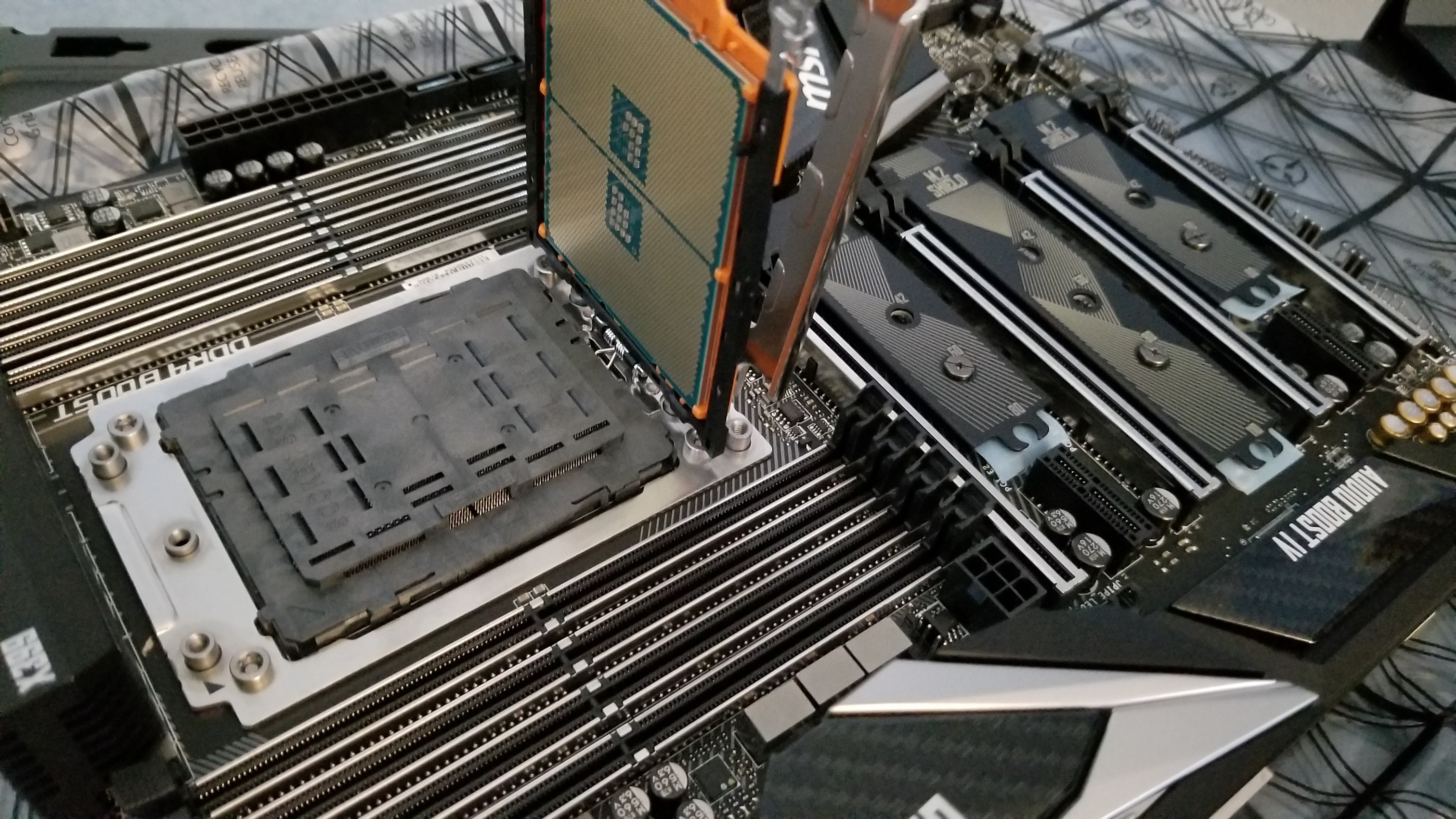 将 CPU 插入插槽 2