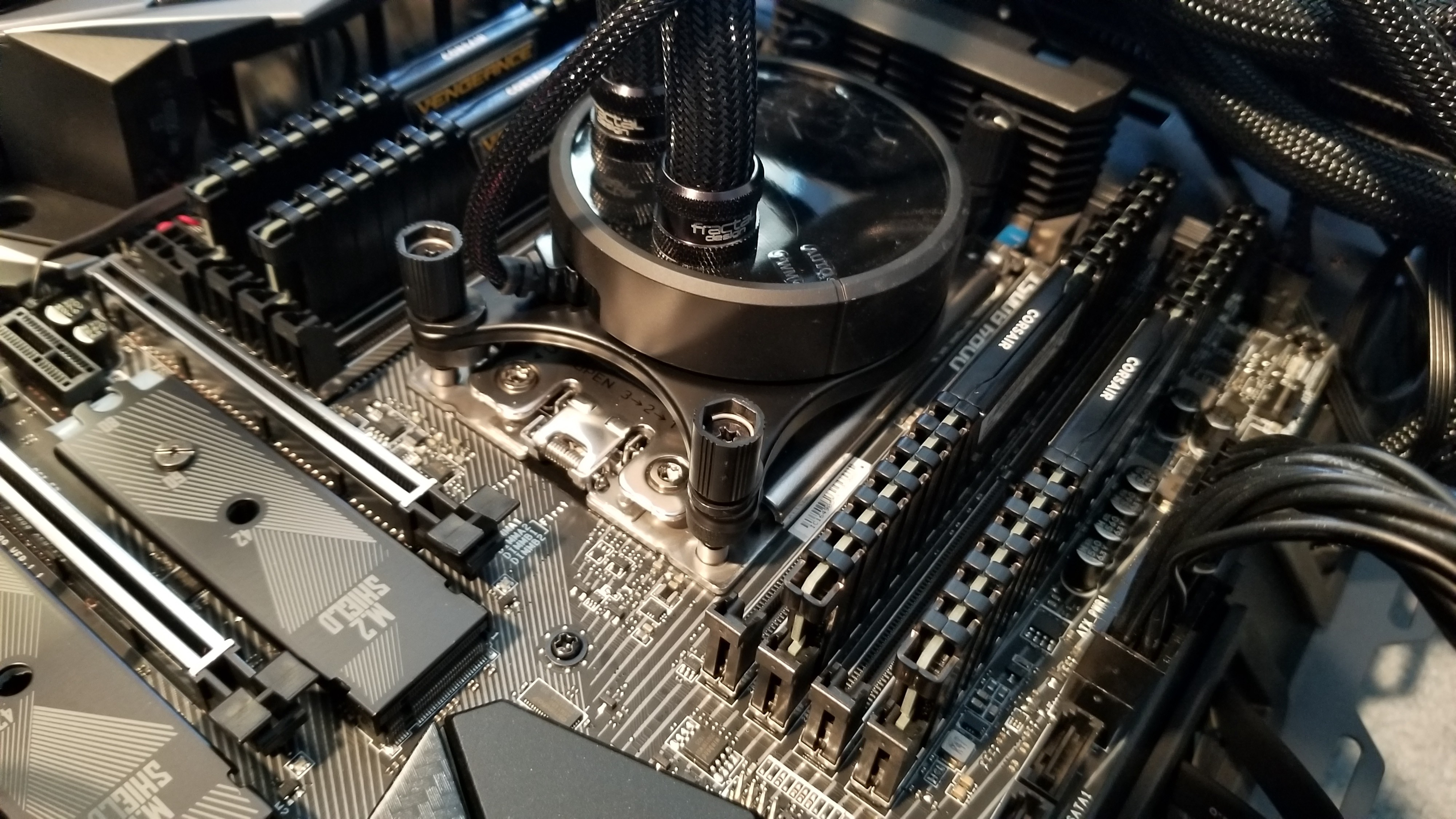 内存芯片和 M.2 硬盘驱动器到位