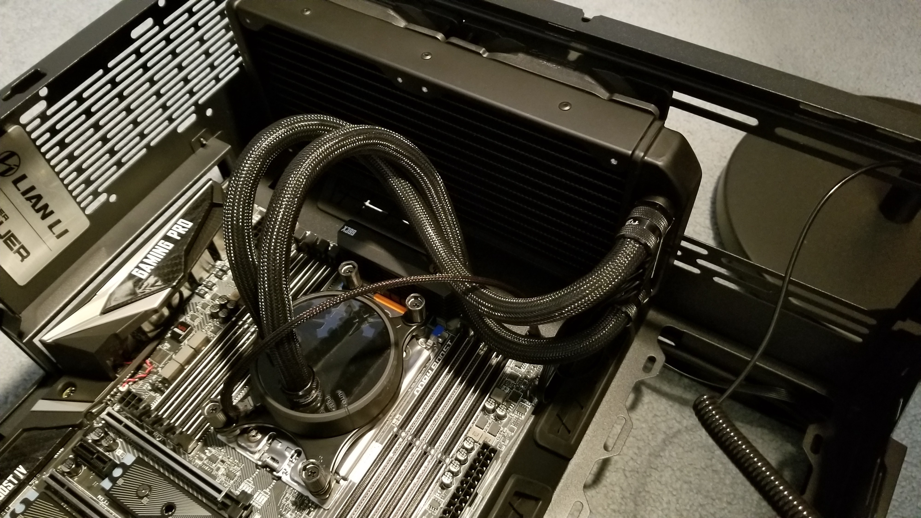 安装在CPU上方的液冷散热器