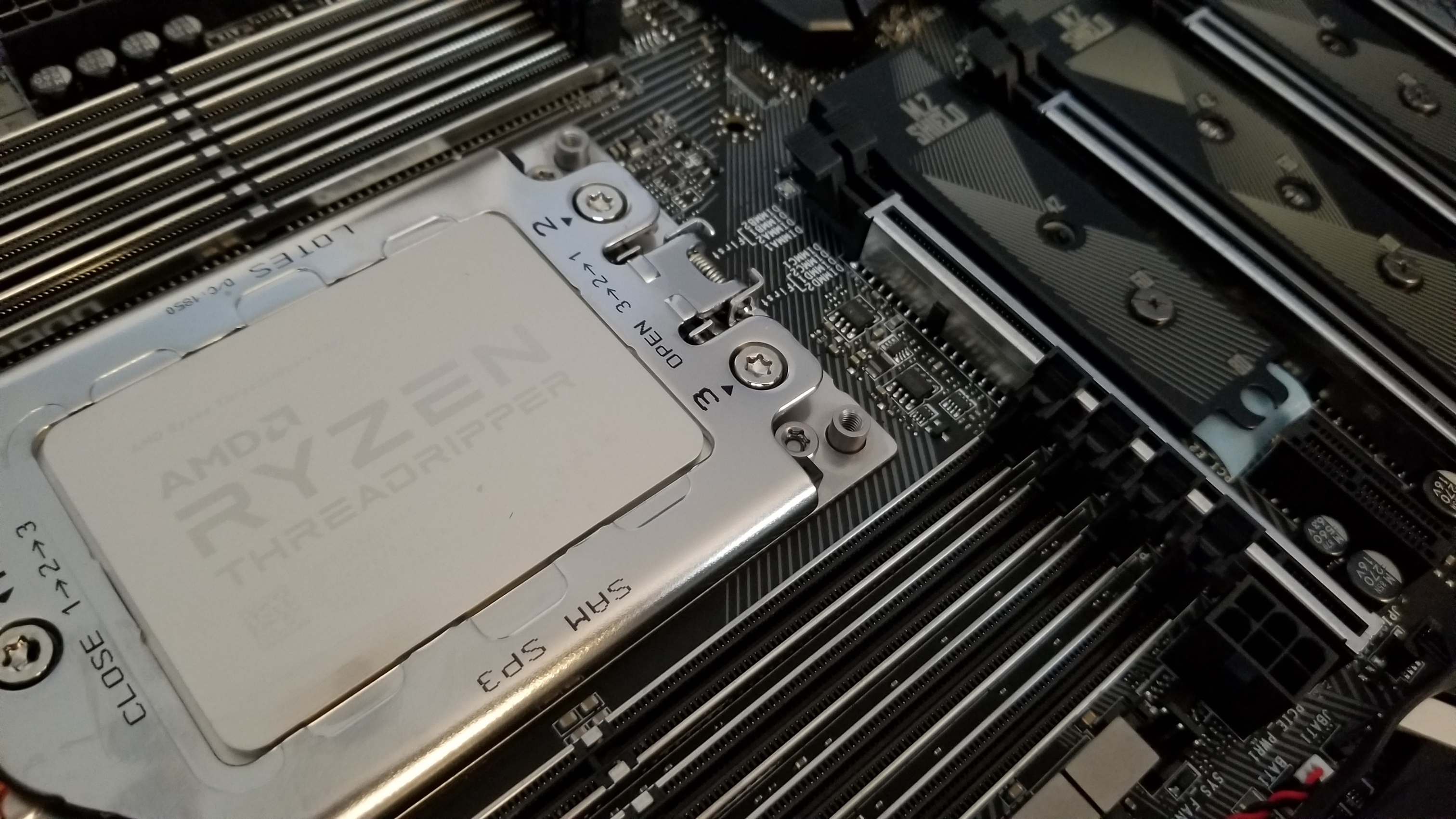 将 CPU 插入插槽 3