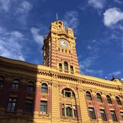 江畔何人初见月的个人资料头像