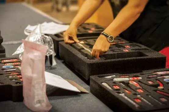 妈妈你看！AI机器人要建造全自动化零食工厂啦！妈妈：你做梦