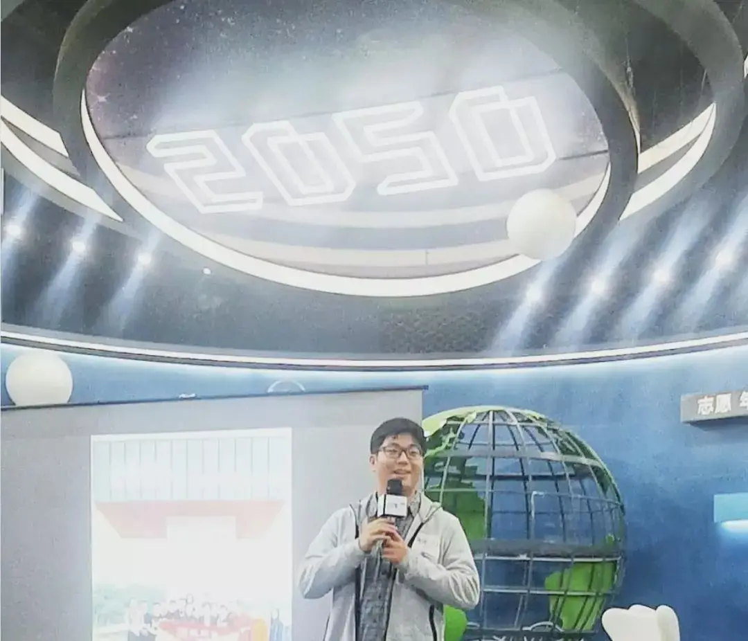 从北京来的锐哥在台上分享，讲讲他的新生论坛《未来生命 2.0》