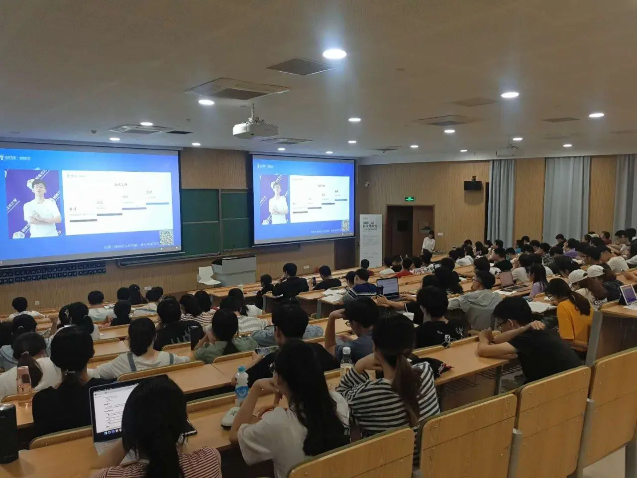 杭州师范大学的同学们自发组织观看在线直播