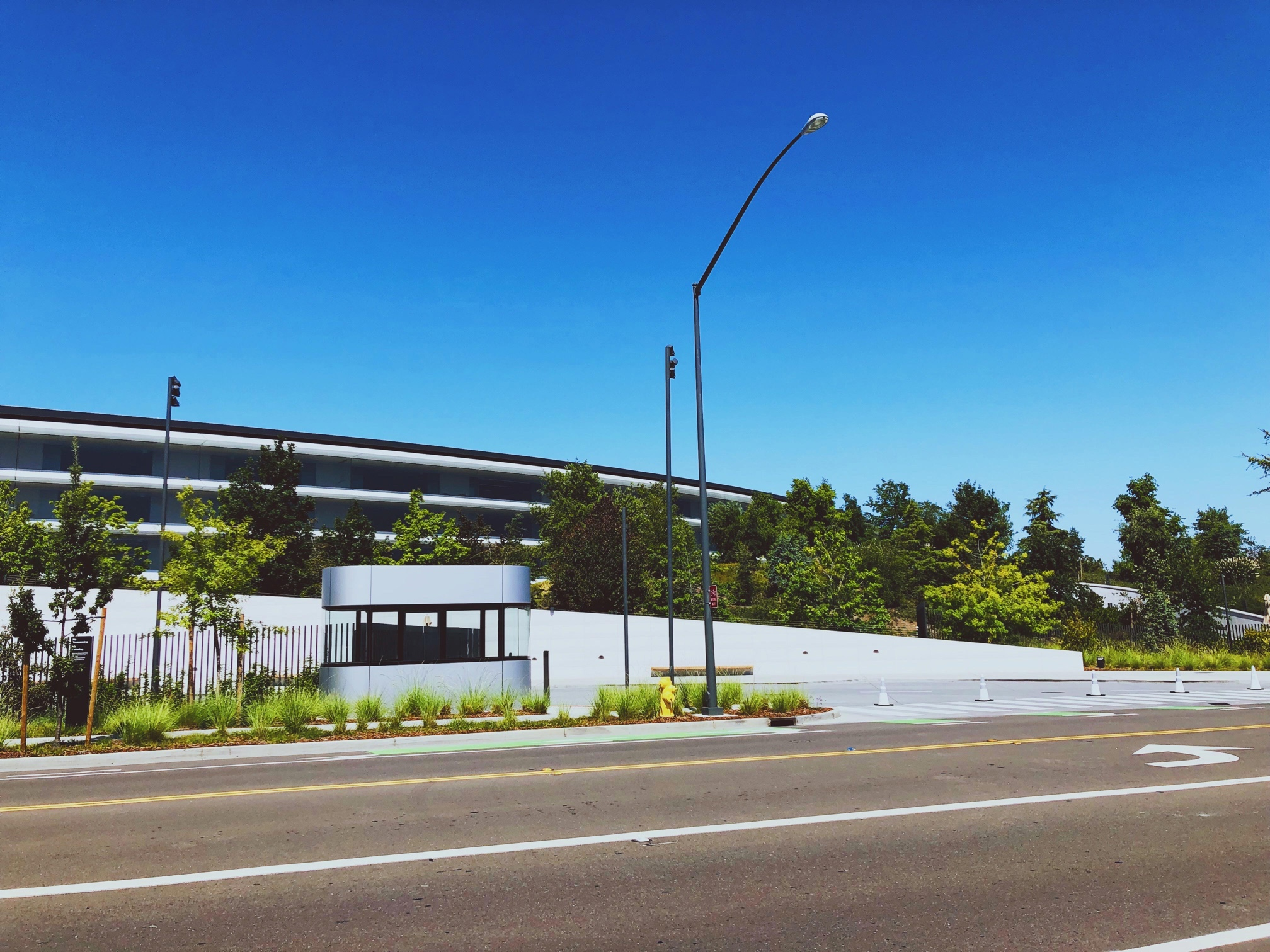 apple-park-outside-street