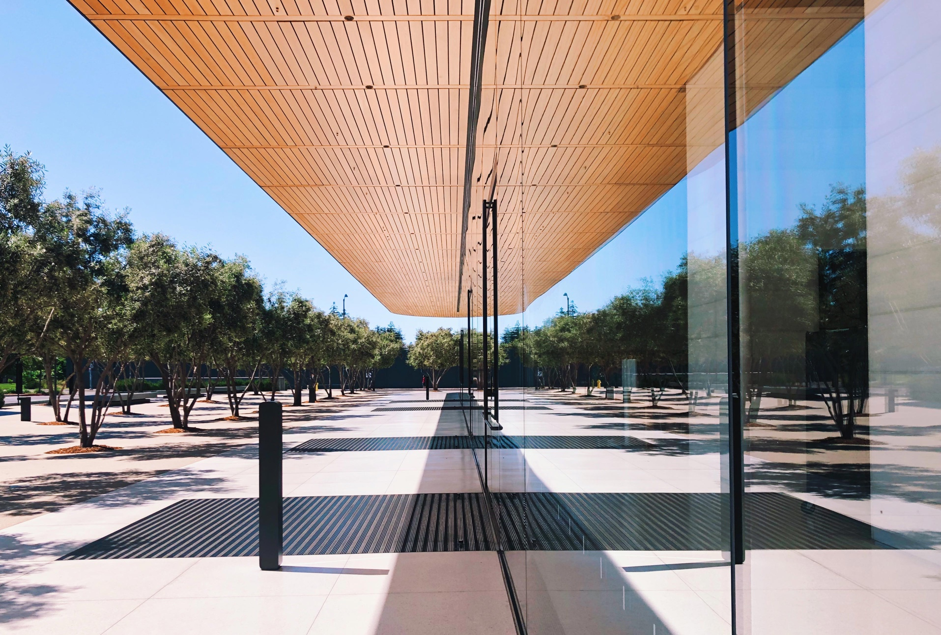 apple-park-visitor-center-outside