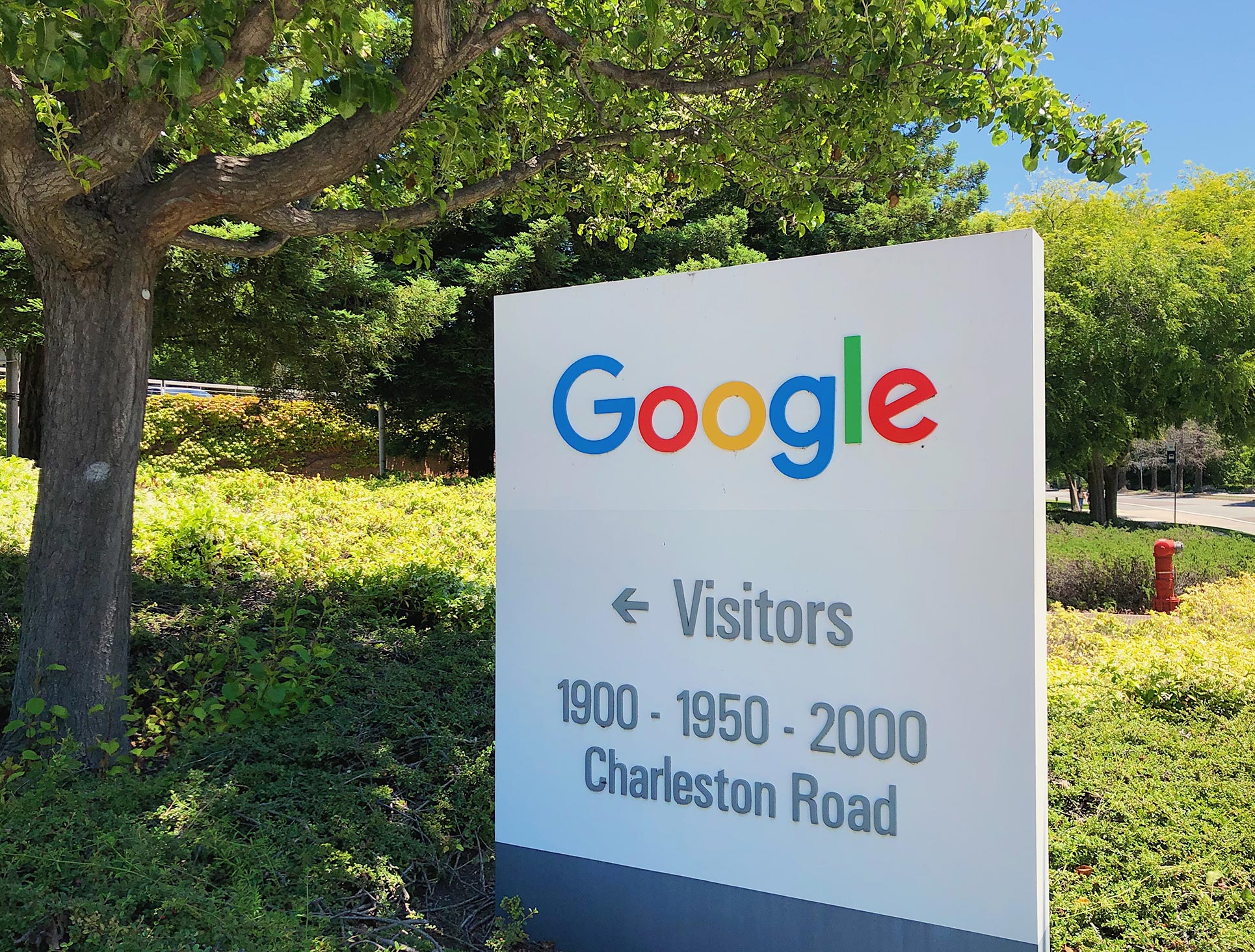 google-visitors-road-sign