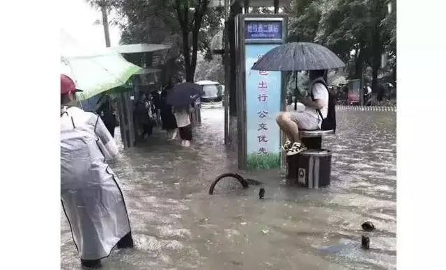 你在北边的西二旗被水淹没，我在东边的八通线不知所措