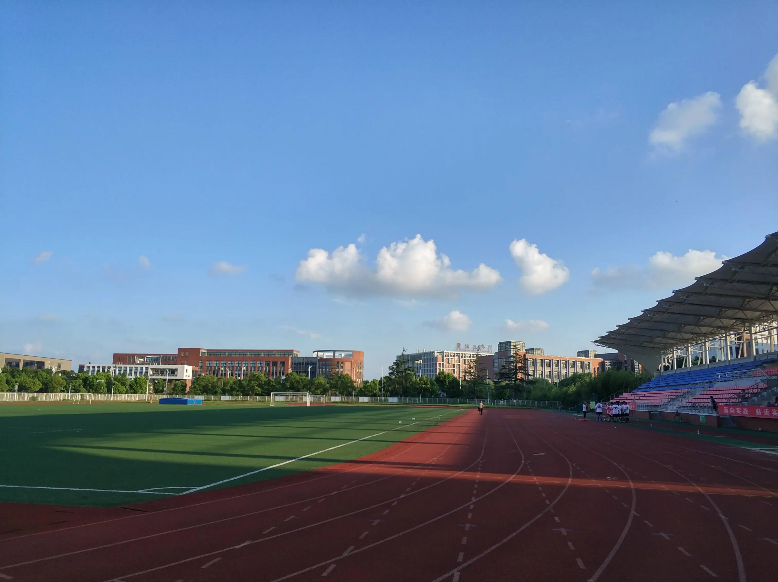 18年8月某日下午，在学校的操场