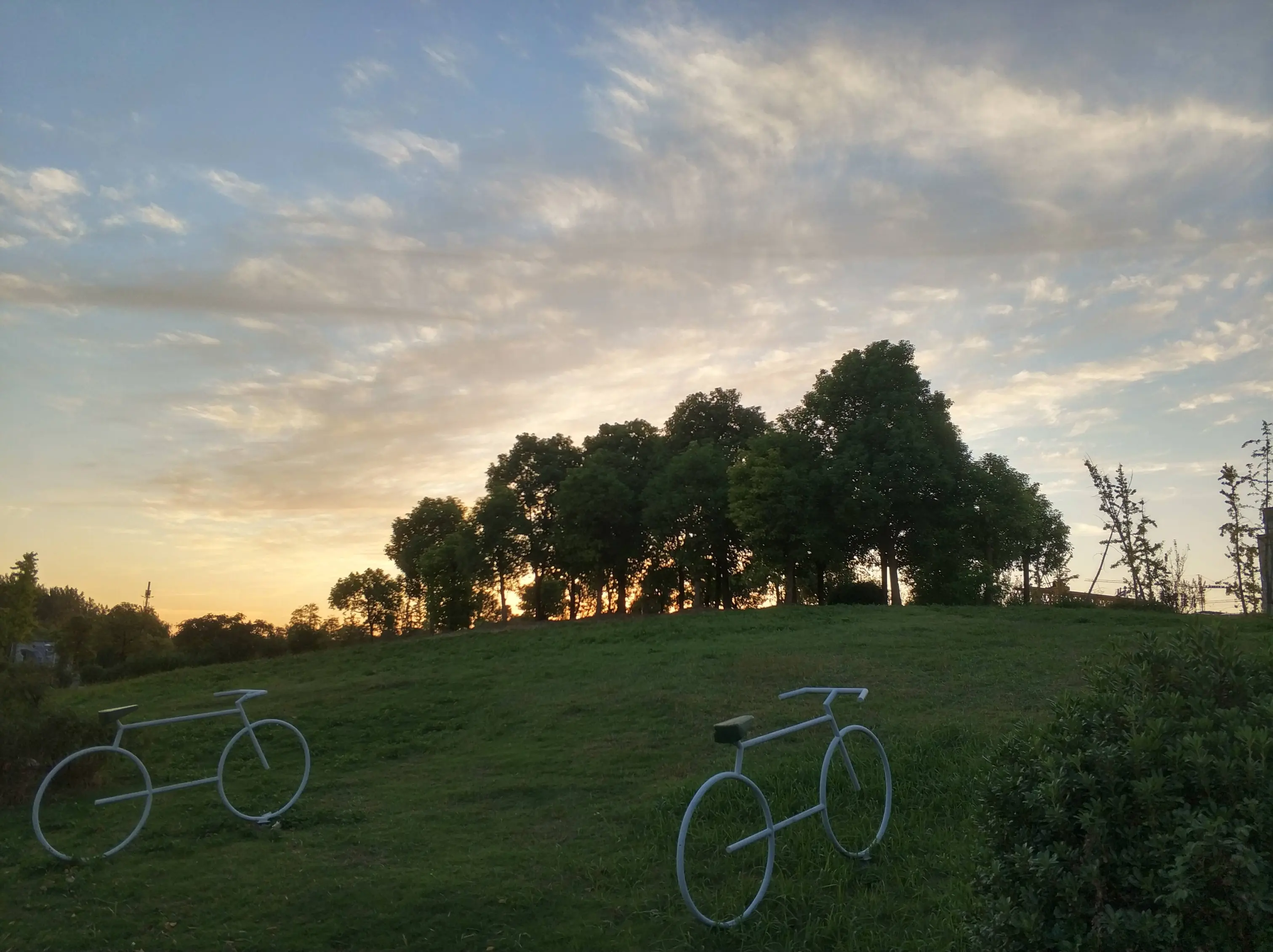 18年10月，学校门前的草坪