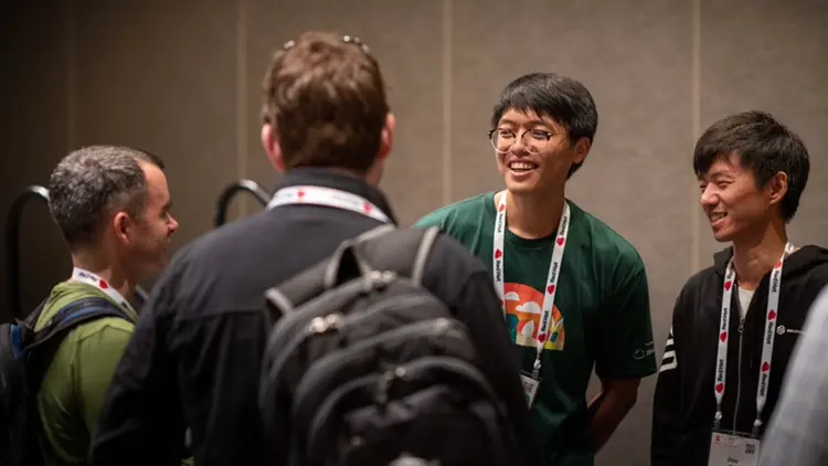 图为何子波和金敏在 KubeCon NA2019 大会分享后的交流