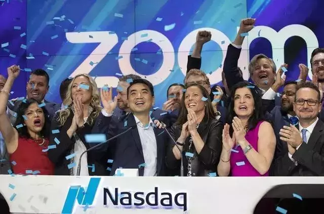 Zoom纳斯达克上市一瞬图中位抬起右手打招呼的为Zoom创始人兼首席执行官袁征
