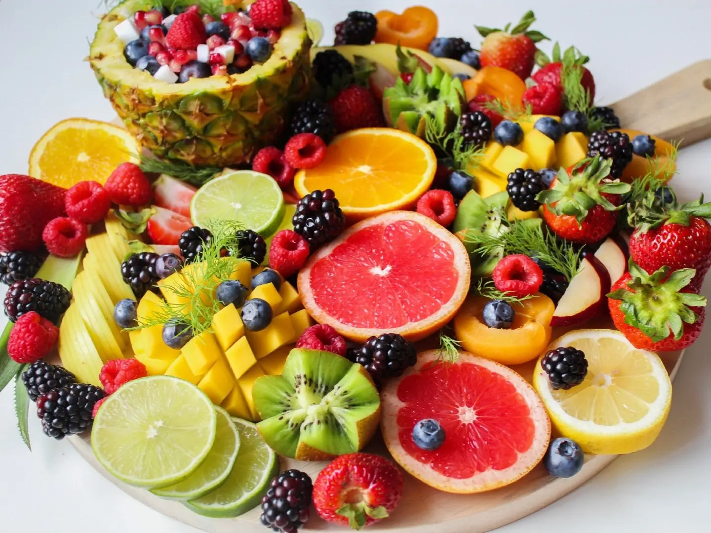 sliced-fruits-on-tray-1132047