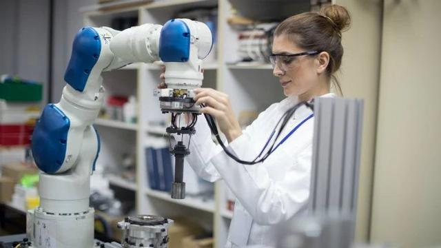 增强智能与人工智能趋向融合，人机协同新时代正在到来