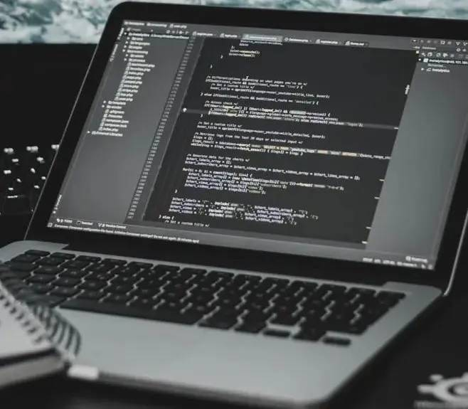 笔记本电脑,电脑,MacBook,苹果,屏幕,文字,代码,编程,编码,程序员,编码器,开发者,海洋,水,波,键盘,工作,办公,办公桌