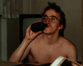 Linus赤身裸体喝啤酒