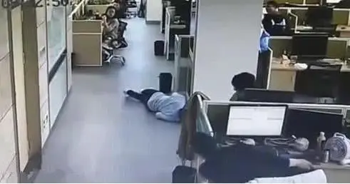 996程序员办公室猝死