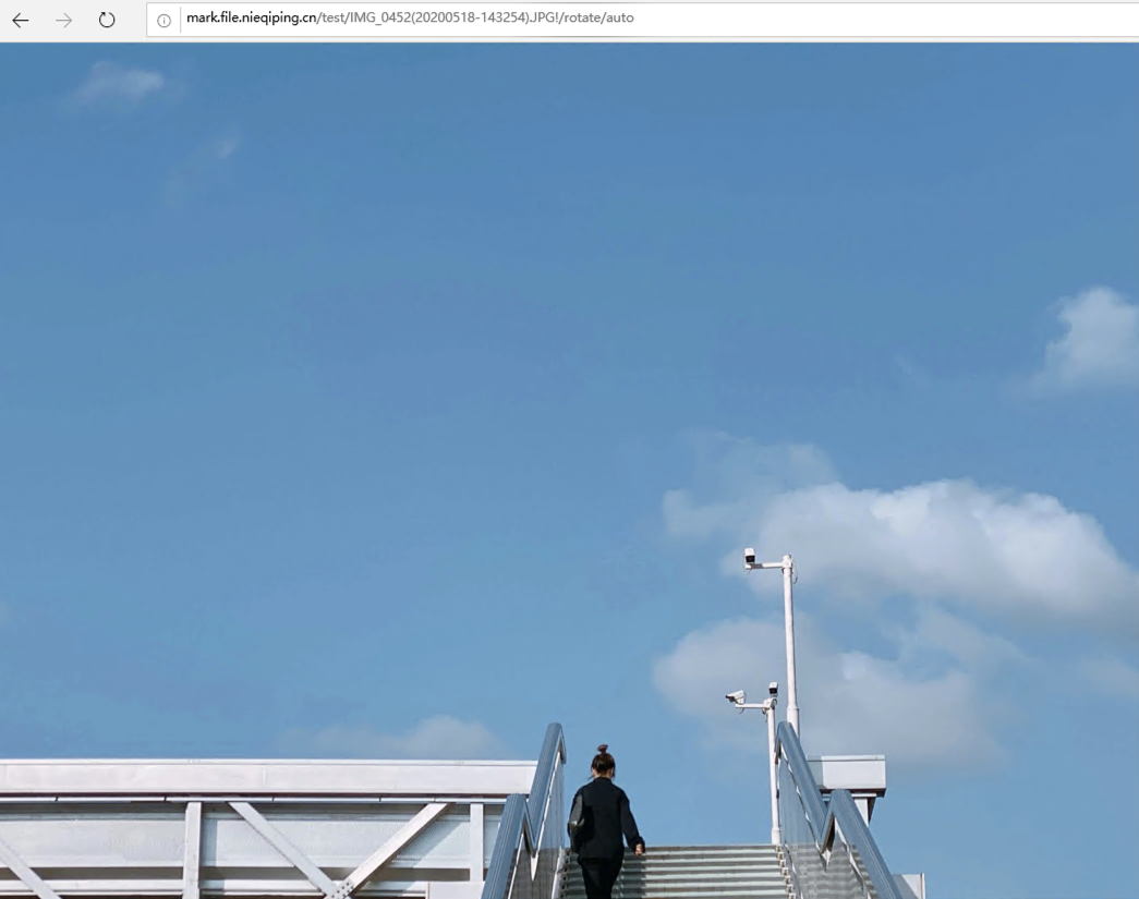 使用了又拍云处理的自动扶正功能