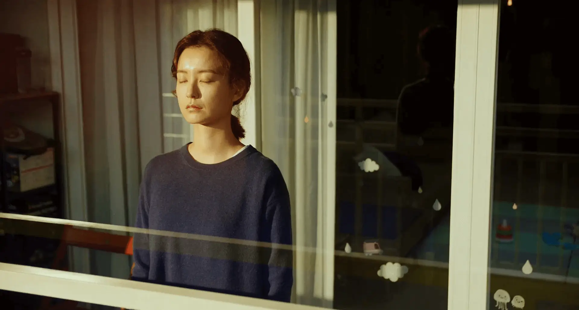 阳台上凝思的金智英