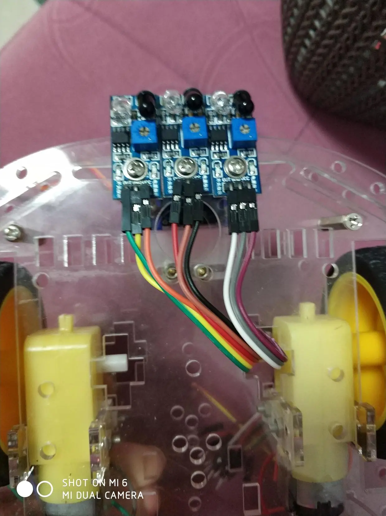 现在装，是因为，如果后面盖上了上层底盘，就不太好装了