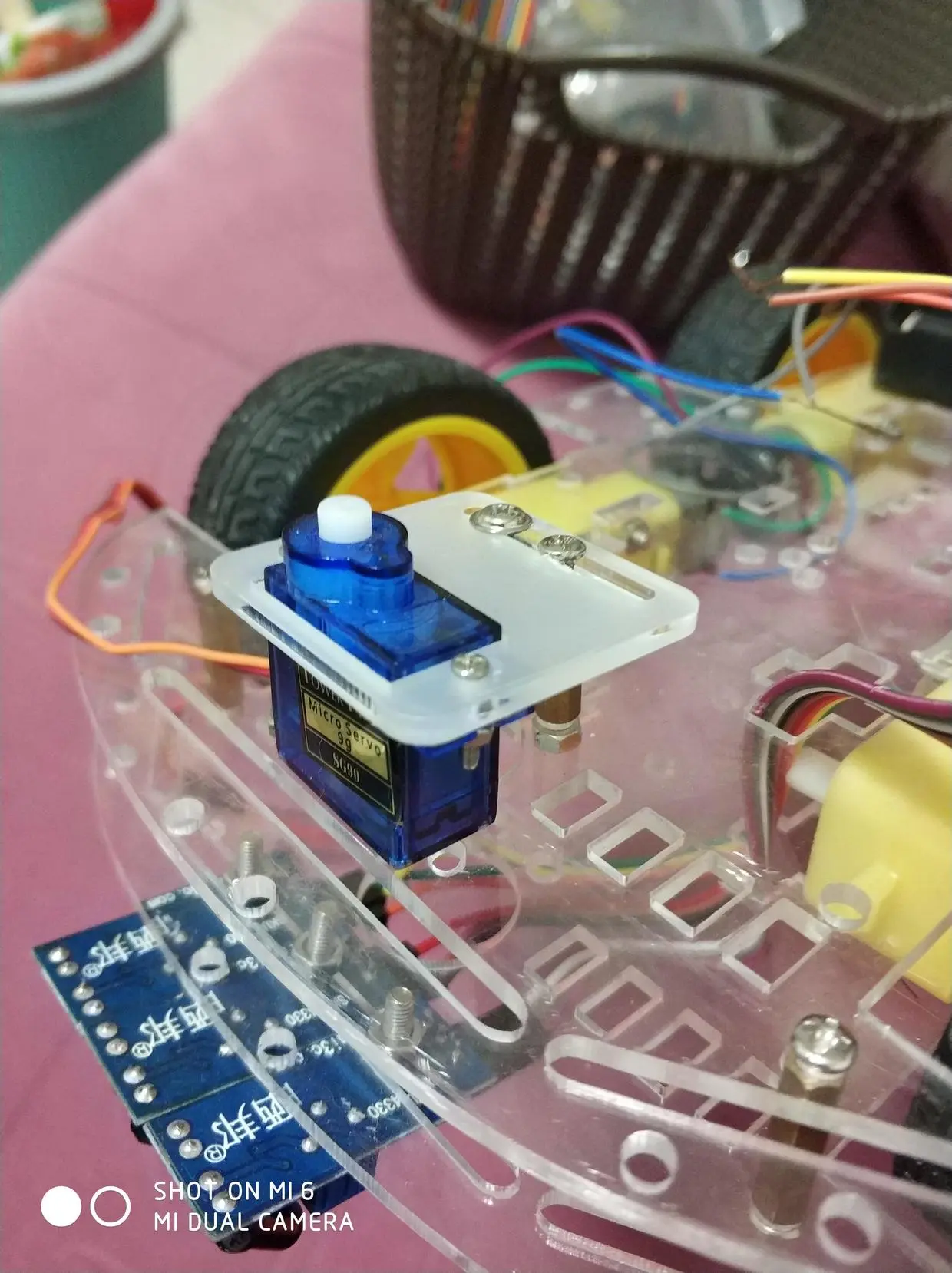 现在装，是因为，如果后面盖上了上层底盘，就不太好装了